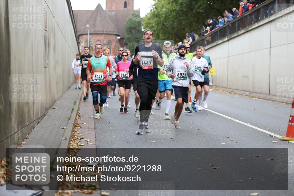 05.10.2025 - 20. swb-Marathon Bremen Michael Strokosch http://msf.ph/oto/9221288 05.10.2025 12:53:34 Laufen 3941, 6662, 1447, 69, 6925, 2698 meine-sportfotos.de