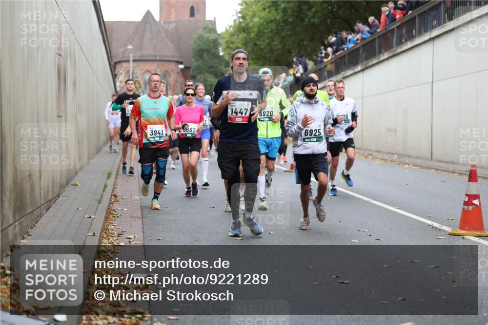 05.10.2025 - 20. swb-Marathon Bremen Michael Strokosch http://msf.ph/oto/9221289 05.10.2025 12:53:35 Laufen 93, 3941, 0662, 1447, 6920, 6925, 38 meine-sportfotos.de