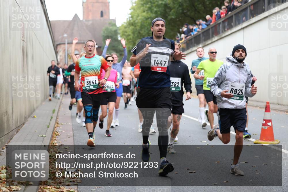 05.10.2025 - 20. swb-Marathon Bremen Michael Strokosch http://msf.ph/oto/9221293 05.10.2025 12:53:36 Laufen 3941, 6662, 1447, 382, 68, 6925 meine-sportfotos.de