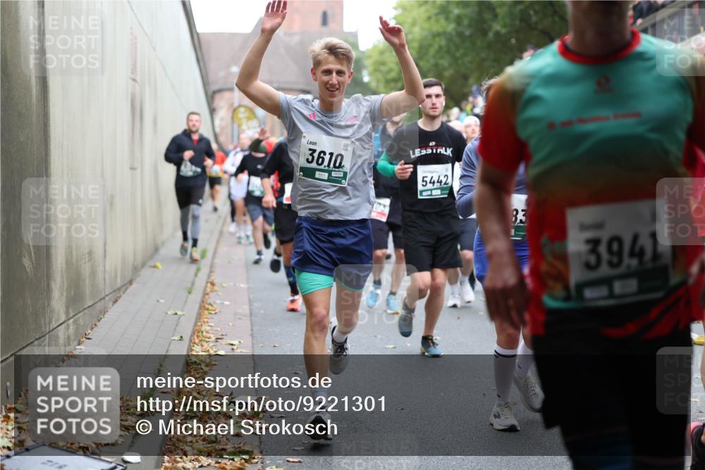 05.10.2025 - 20. swb-Marathon Bremen Michael Strokosch http://msf.ph/oto/9221301 05.10.2025 12:53:38 Laufen 3610, 5442, 83, 3941 meine-sportfotos.de