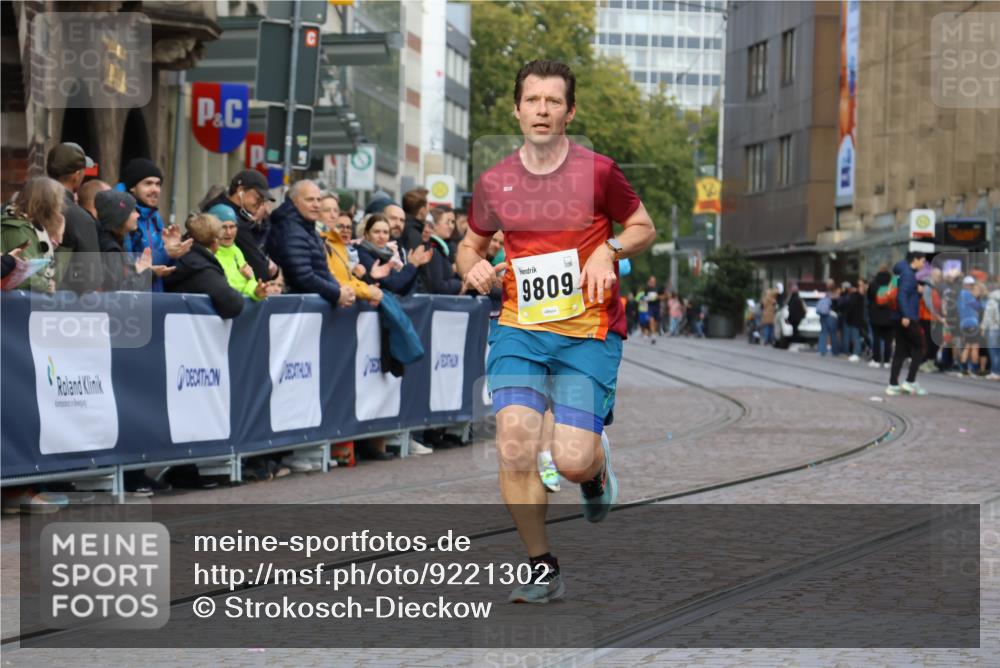 05.10.2025 - 20. swb-Marathon Bremen Strokosch-Dieckow http://msf.ph/oto/9221302 05.10.2025 10:38:21 Ziel 9809, 11430 meine-sportfotos.de