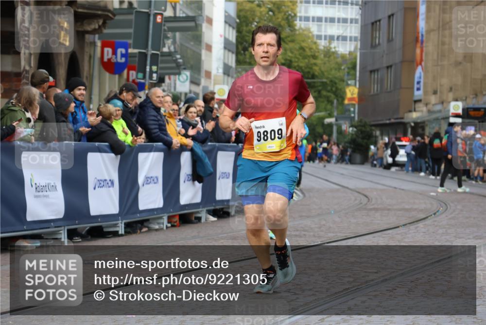 05.10.2025 - 20. swb-Marathon Bremen Strokosch-Dieckow http://msf.ph/oto/9221305 05.10.2025 10:38:21 Ziel 9809, 11430 meine-sportfotos.de