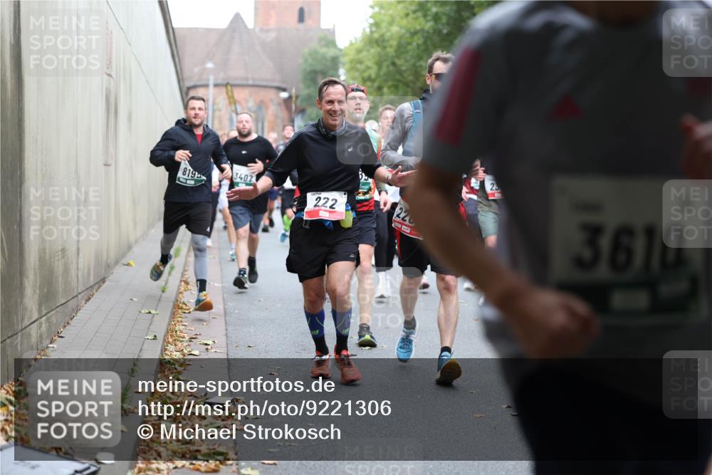 05.10.2025 - 20. swb-Marathon Bremen Michael Strokosch http://msf.ph/oto/9221306 05.10.2025 12:53:39 Laufen 819, 3402, 222, 220, 25, 3610 meine-sportfotos.de
