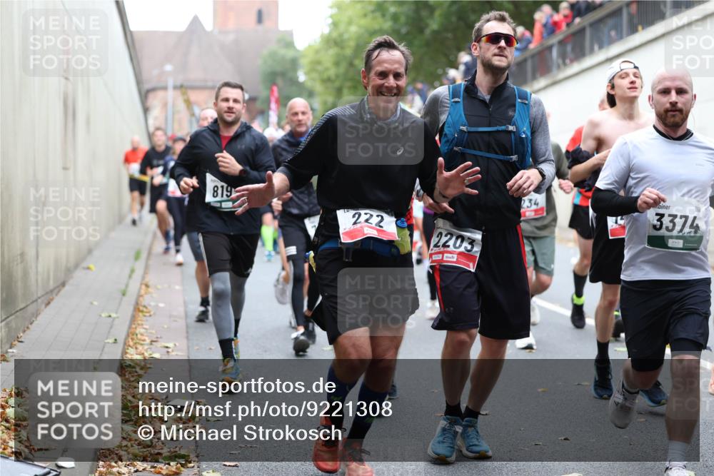 05.10.2025 - 20. swb-Marathon Bremen Michael Strokosch http://msf.ph/oto/9221308 05.10.2025 12:53:40 Laufen 819, 222, 2203, 234, 3374 meine-sportfotos.de