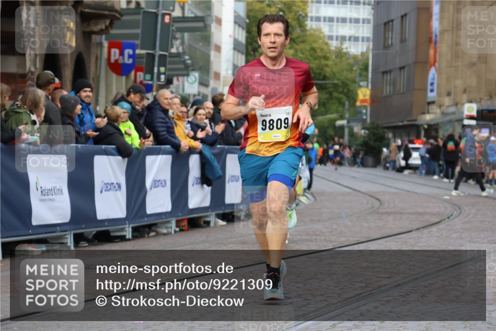 05.10.2025 - 20. swb-Marathon Bremen Strokosch-Dieckow http://msf.ph/oto/9221309 05.10.2025 10:38:21 Ziel 9809, 11430 meine-sportfotos.de