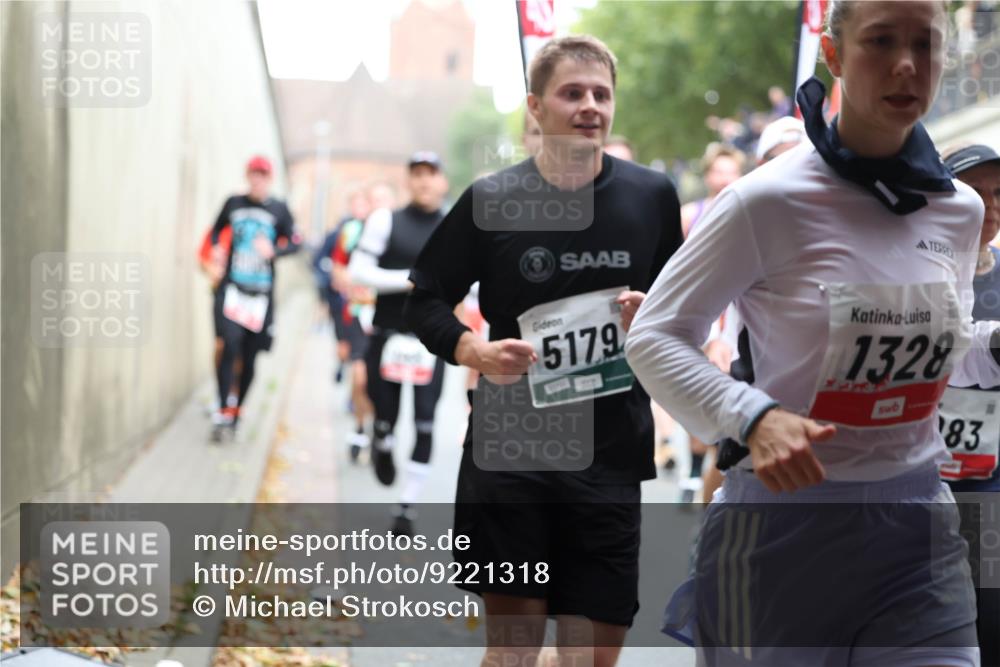 05.10.2025 - 20. swb-Marathon Bremen Michael Strokosch http://msf.ph/oto/9221318 05.10.2025 12:53:45 Laufen 5179, 1328, 83 meine-sportfotos.de