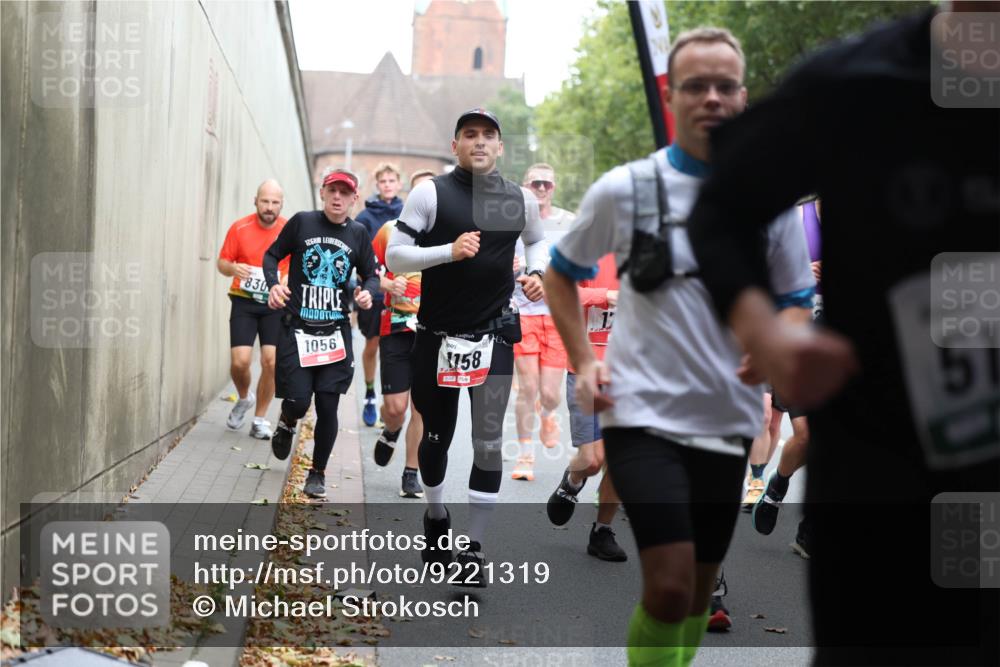 05.10.2025 - 20. swb-Marathon Bremen Michael Strokosch http://msf.ph/oto/9221319 05.10.2025 12:53:45 Laufen 830, 126, 1056, 1158, 17, 51 meine-sportfotos.de