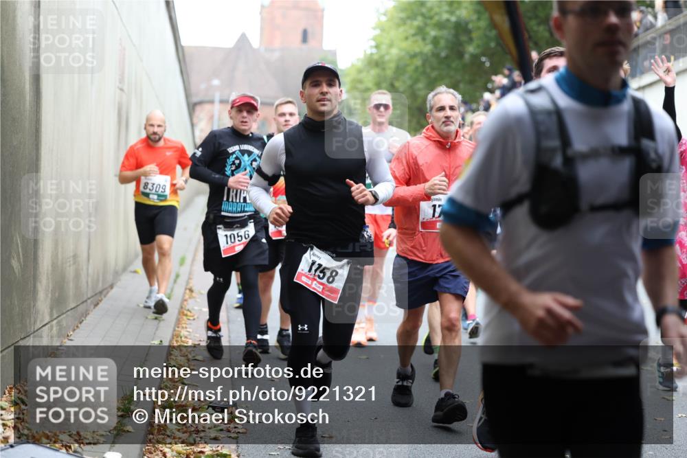 05.10.2025 - 20. swb-Marathon Bremen Michael Strokosch http://msf.ph/oto/9221321 05.10.2025 12:53:46 Laufen 8309, 1056, 1758, 17 meine-sportfotos.de