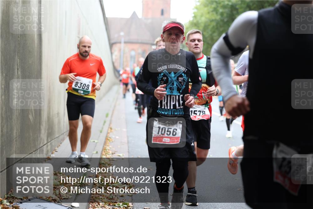 05.10.2025 - 20. swb-Marathon Bremen Michael Strokosch http://msf.ph/oto/9221323 05.10.2025 12:53:47 Laufen 8309, 126, 1578, 1056, 1748 meine-sportfotos.de