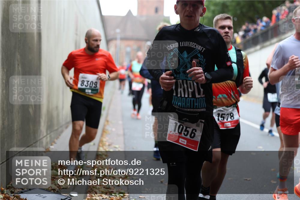05.10.2025 - 20. swb-Marathon Bremen Michael Strokosch http://msf.ph/oto/9221325 05.10.2025 12:53:47 Laufen 8309, 126, 1578, 1056 meine-sportfotos.de