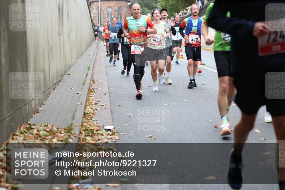 05.10.2025 - 20. swb-Marathon Bremen Michael Strokosch http://msf.ph/oto/9221327 05.10.2025 12:53:49 Laufen 3881, 60, 354, 1433, 78, 930, 724 meine-sportfotos.de