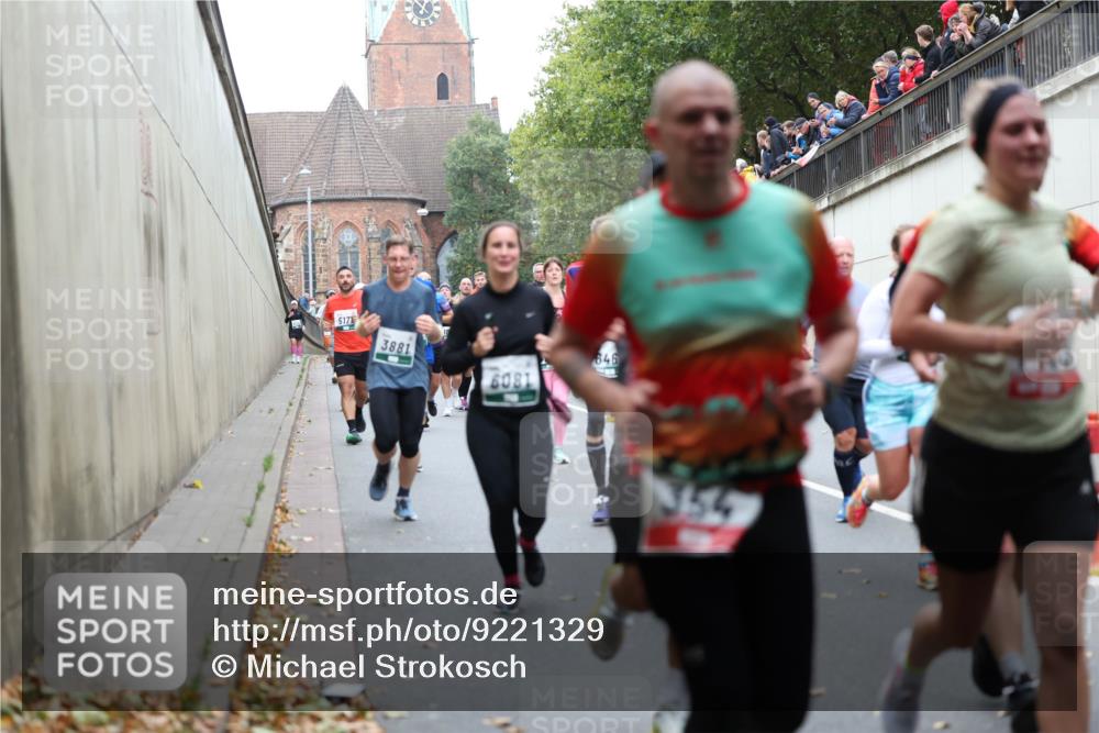 05.10.2025 - 20. swb-Marathon Bremen Michael Strokosch http://msf.ph/oto/9221329 05.10.2025 12:53:51 Laufen 5171, 3881, 6081, 646 meine-sportfotos.de