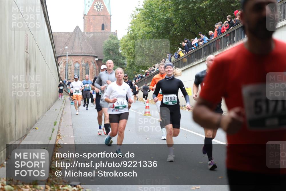 05.10.2025 - 20. swb-Marathon Bremen Michael Strokosch http://msf.ph/oto/9221336 05.10.2025 12:53:58 Laufen 3323, 4151, 6160, 5171 meine-sportfotos.de
