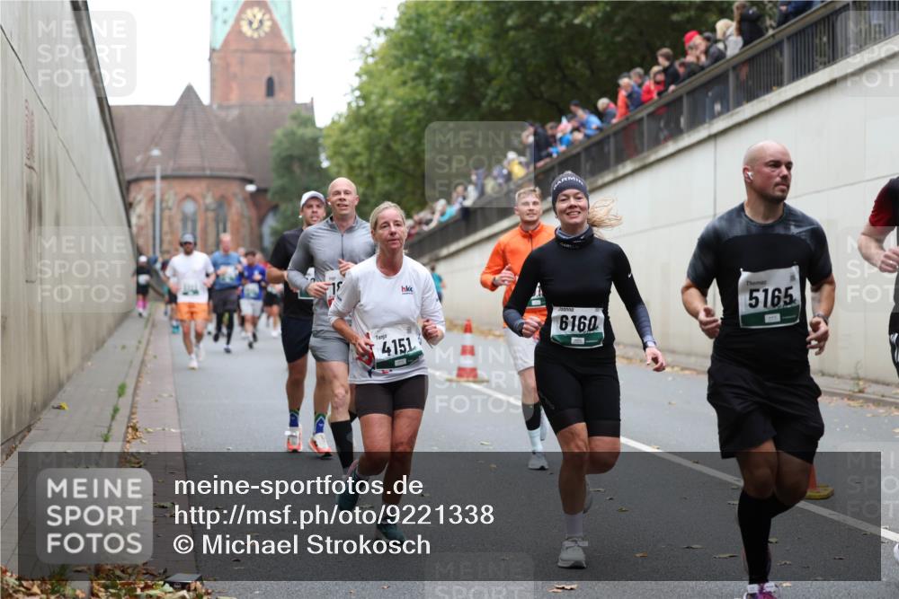 05.10.2025 - 20. swb-Marathon Bremen Michael Strokosch http://msf.ph/oto/9221338 05.10.2025 12:53:58 Laufen 4151, 6160, 5165 meine-sportfotos.de