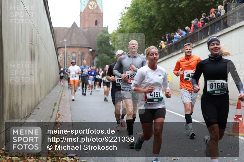 05.10.2025 - 20. swb-Marathon Bremen Michael Strokosch http://msf.ph/oto/9221339 05.10.2025 12:53:59 Laufen 680, 182, 4151, 391, 6160 meine-sportfotos.de