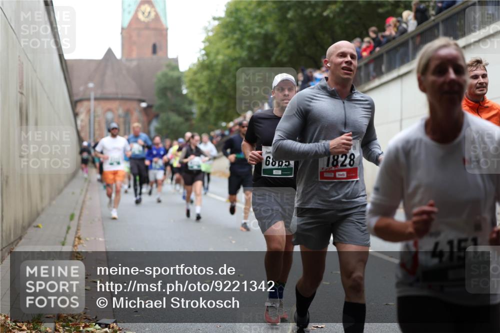 05.10.2025 - 20. swb-Marathon Bremen Michael Strokosch http://msf.ph/oto/9221342 05.10.2025 12:54:00 Laufen 6803, 1828, 01778, 4151 meine-sportfotos.de