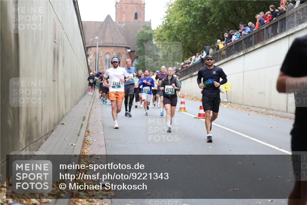 05.10.2025 - 20. swb-Marathon Bremen Michael Strokosch http://msf.ph/oto/9221343 05.10.2025 12:54:01 Laufen 3323, 9, 8554, 8229 meine-sportfotos.de