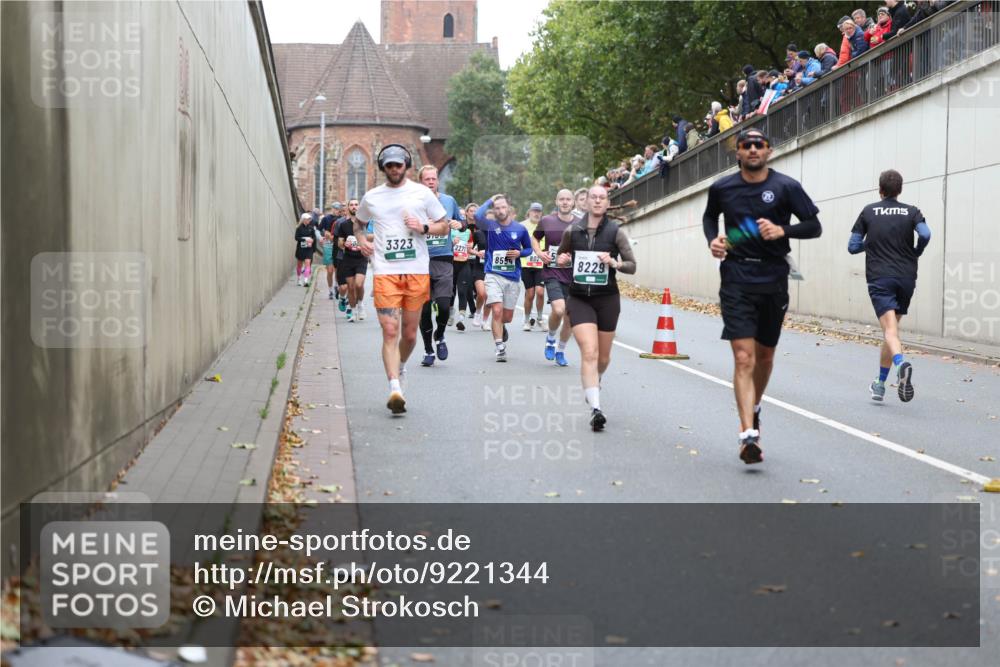 05.10.2025 - 20. swb-Marathon Bremen Michael Strokosch http://msf.ph/oto/9221344 05.10.2025 12:54:02 Laufen 3323, 2271, 855, 802, 8229 meine-sportfotos.de