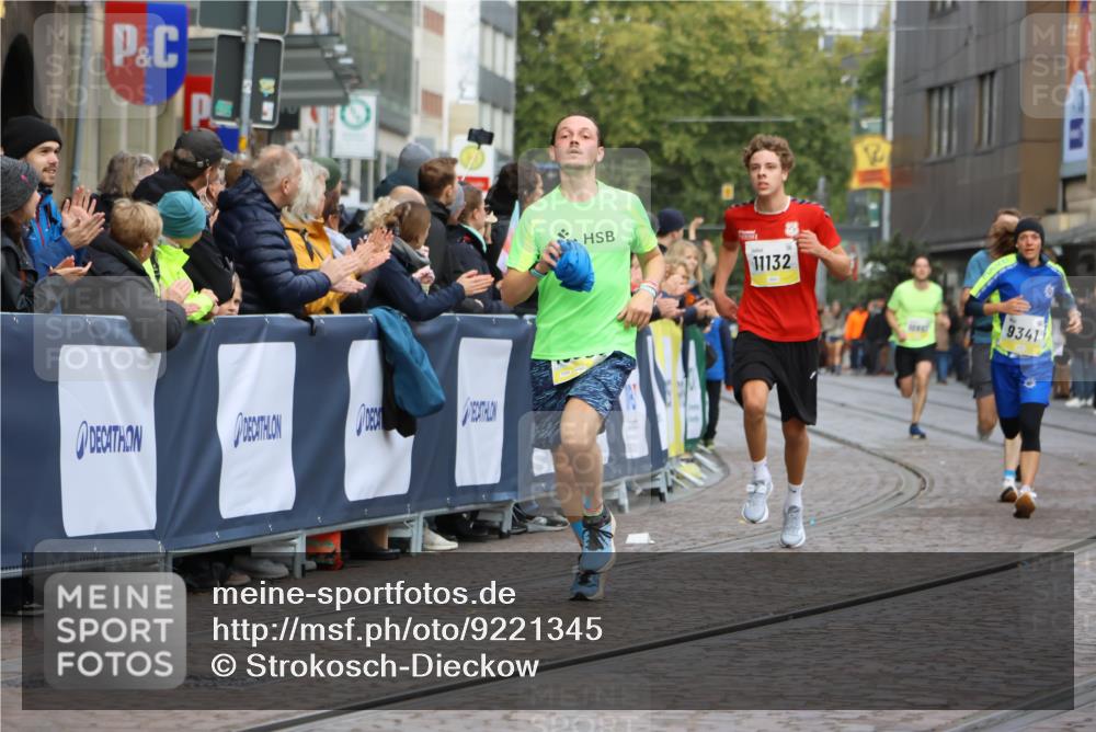 05.10.2025 - 20. swb-Marathon Bremen Strokosch-Dieckow http://msf.ph/oto/9221345 05.10.2025 10:38:43 Ziel 9341, 10352, 10409, 10517, 10862, 11132 meine-sportfotos.de