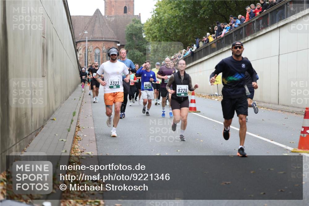 05.10.2025 - 20. swb-Marathon Bremen Michael Strokosch http://msf.ph/oto/9221346 05.10.2025 12:54:02 Laufen 3323, 8554, 8229, 9 meine-sportfotos.de