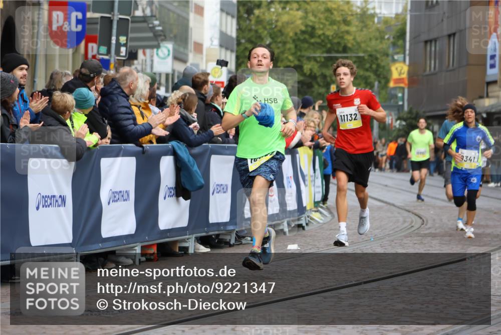 05.10.2025 - 20. swb-Marathon Bremen Strokosch-Dieckow http://msf.ph/oto/9221347 05.10.2025 10:38:43 Ziel 9341, 10352, 10409, 10517, 10862, 11132 meine-sportfotos.de