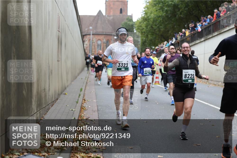 05.10.2025 - 20. swb-Marathon Bremen Michael Strokosch http://msf.ph/oto/9221349 05.10.2025 12:54:04 Laufen 3323, 8554, 8229 meine-sportfotos.de