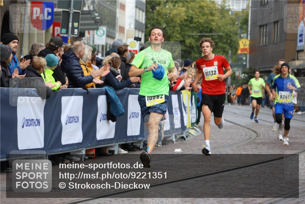 05.10.2025 - 20. swb-Marathon Bremen Strokosch-Dieckow http://msf.ph/oto/9221351 05.10.2025 10:38:43 Ziel 9341, 10352, 10409, 10517, 10862, 11132 meine-sportfotos.de