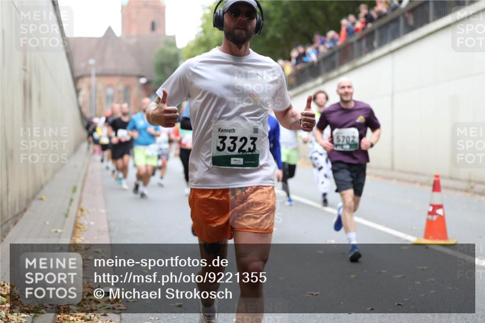 05.10.2025 - 20. swb-Marathon Bremen Michael Strokosch http://msf.ph/oto/9221355 05.10.2025 12:54:05 Laufen 3323, 5702 meine-sportfotos.de