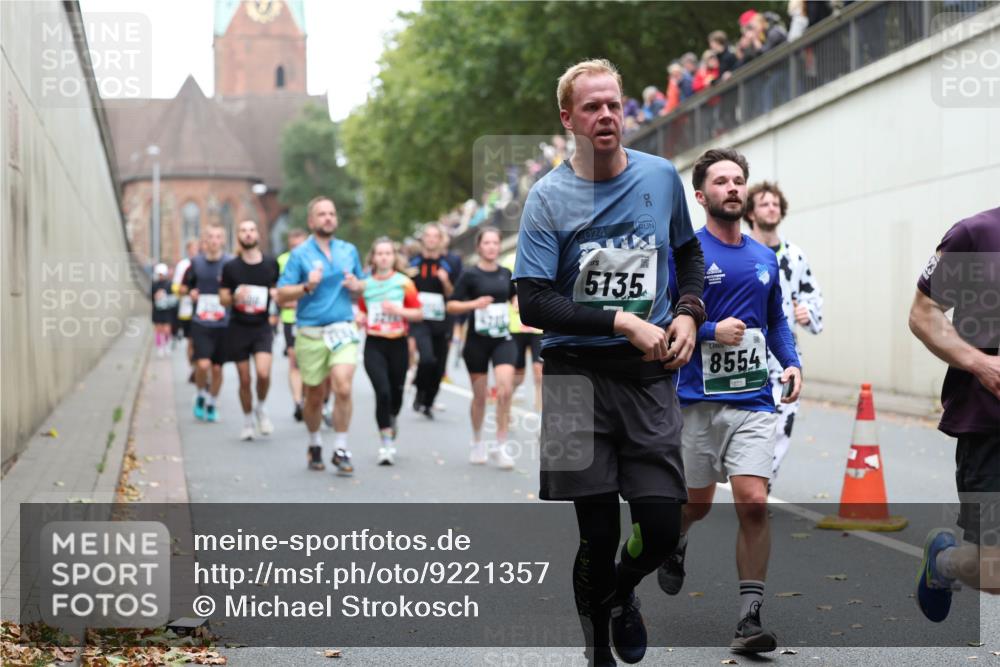 05.10.2025 - 20. swb-Marathon Bremen Michael Strokosch http://msf.ph/oto/9221357 05.10.2025 12:54:06 Laufen 024, 5135, 8554 meine-sportfotos.de