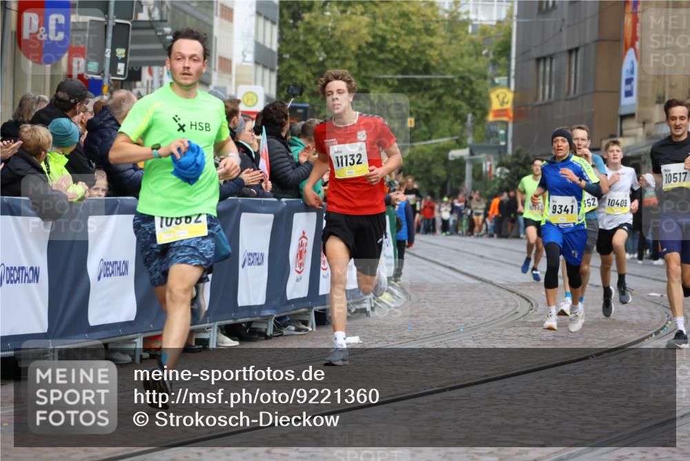 05.10.2025 - 20. swb-Marathon Bremen Strokosch-Dieckow http://msf.ph/oto/9221360 05.10.2025 10:38:44 Ziel 9341, 10352, 10409, 10517, 10862, 11132 meine-sportfotos.de
