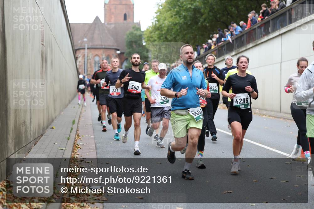 05.10.2025 - 20. swb-Marathon Bremen Michael Strokosch http://msf.ph/oto/9221361 05.10.2025 12:54:08 Laufen 231, 500, 428, 850, 893, 4296 meine-sportfotos.de