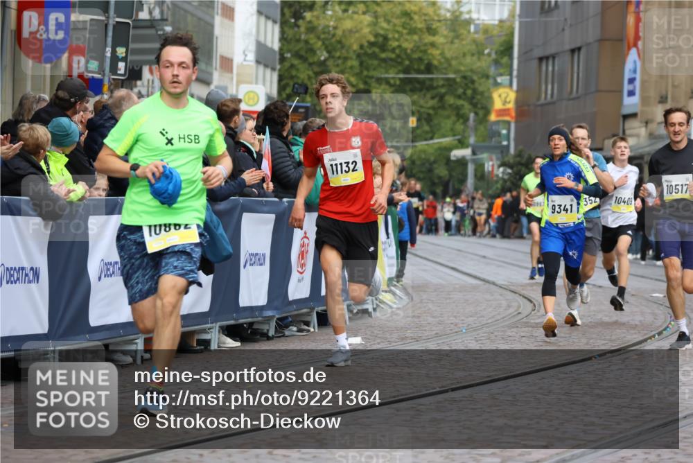 05.10.2025 - 20. swb-Marathon Bremen Strokosch-Dieckow http://msf.ph/oto/9221364 05.10.2025 10:38:44 Ziel 9341, 10352, 10409, 10517, 10862, 11132 meine-sportfotos.de