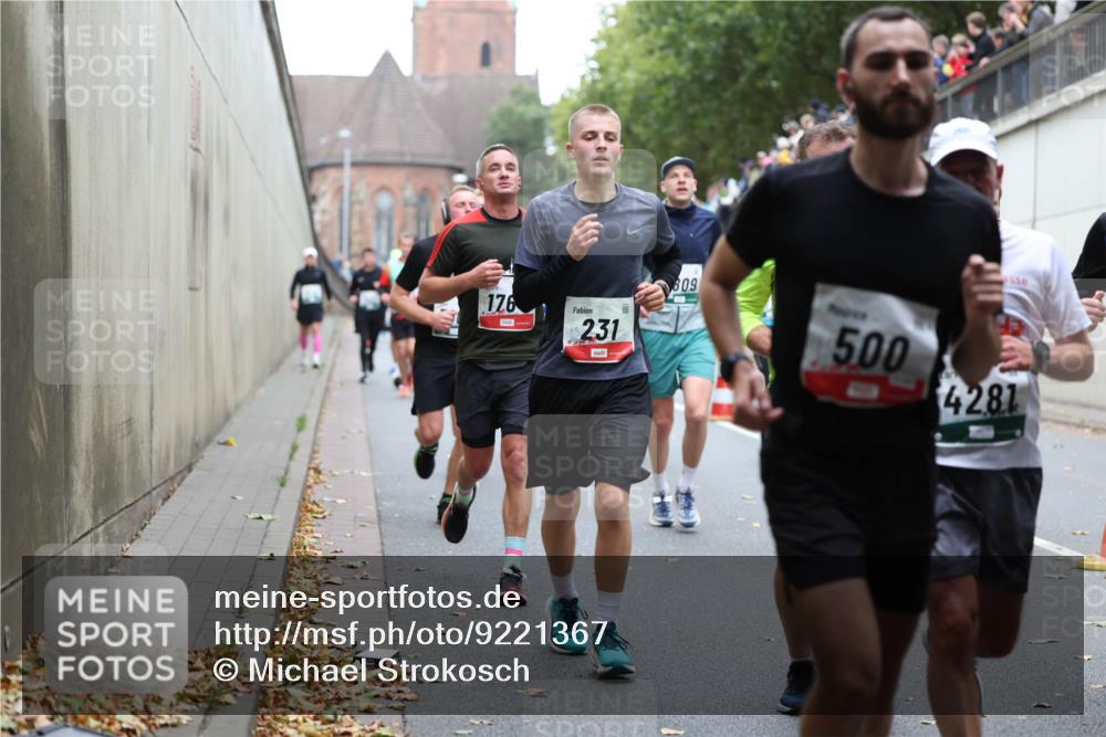 05.10.2025 - 20. swb-Marathon Bremen Michael Strokosch http://msf.ph/oto/9221367 05.10.2025 12:54:10 Laufen 176, 231, 809, 500, 4281 meine-sportfotos.de