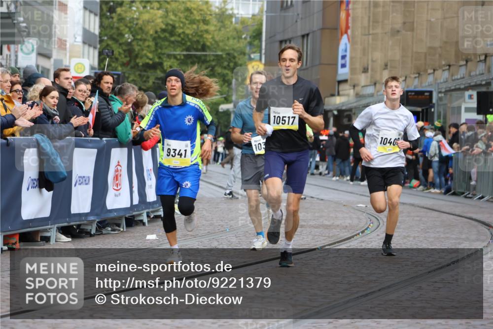05.10.2025 - 20. swb-Marathon Bremen Strokosch-Dieckow http://msf.ph/oto/9221379 05.10.2025 10:38:46 Ziel 9341, 10352, 10409, 10517, 10862, 10967, 11132 meine-sportfotos.de