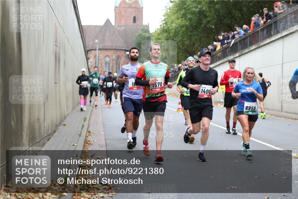 05.10.2025 - 20. swb-Marathon Bremen Michael Strokosch http://msf.ph/oto/9221380 05.10.2025 12:54:16 Laufen 1570, 1400, 44, 8958 meine-sportfotos.de