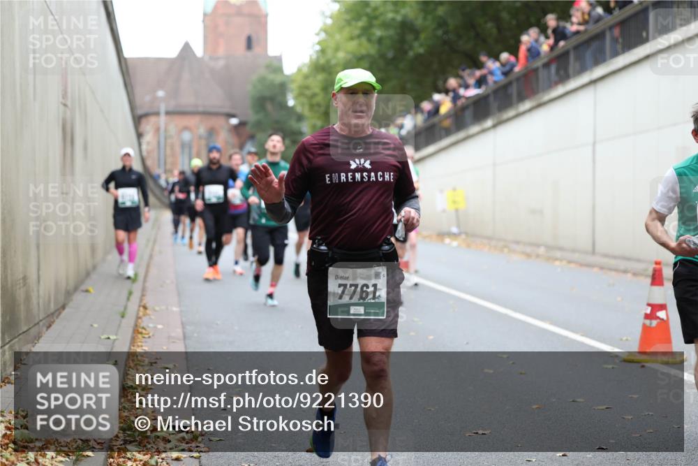 05.10.2025 - 20. swb-Marathon Bremen Michael Strokosch http://msf.ph/oto/9221390 05.10.2025 12:54:19 Laufen 7761 meine-sportfotos.de