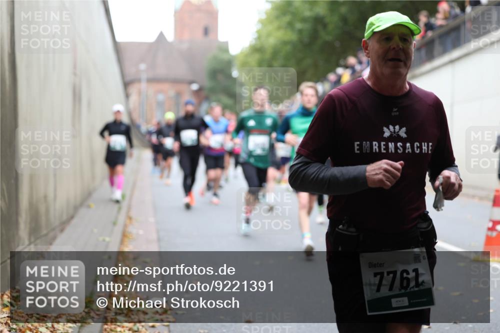 05.10.2025 - 20. swb-Marathon Bremen Michael Strokosch http://msf.ph/oto/9221391 05.10.2025 12:54:20 Laufen 7761 meine-sportfotos.de