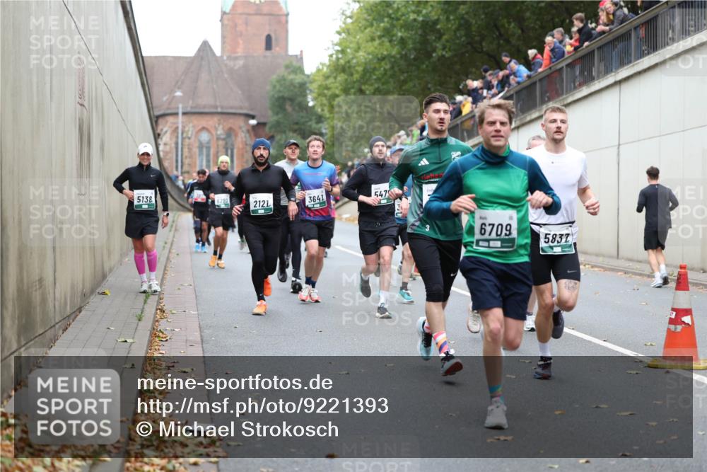 05.10.2025 - 20. swb-Marathon Bremen Michael Strokosch http://msf.ph/oto/9221393 05.10.2025 12:54:21 Laufen 5138, 6290, 2121, 3641, 547, 6709, 5837 meine-sportfotos.de