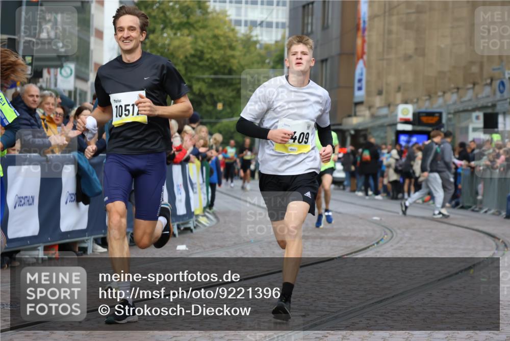 05.10.2025 - 20. swb-Marathon Bremen Strokosch-Dieckow http://msf.ph/oto/9221396 05.10.2025 10:38:48 Ziel 9341, 10352, 10409, 10517, 10967, 11132 meine-sportfotos.de