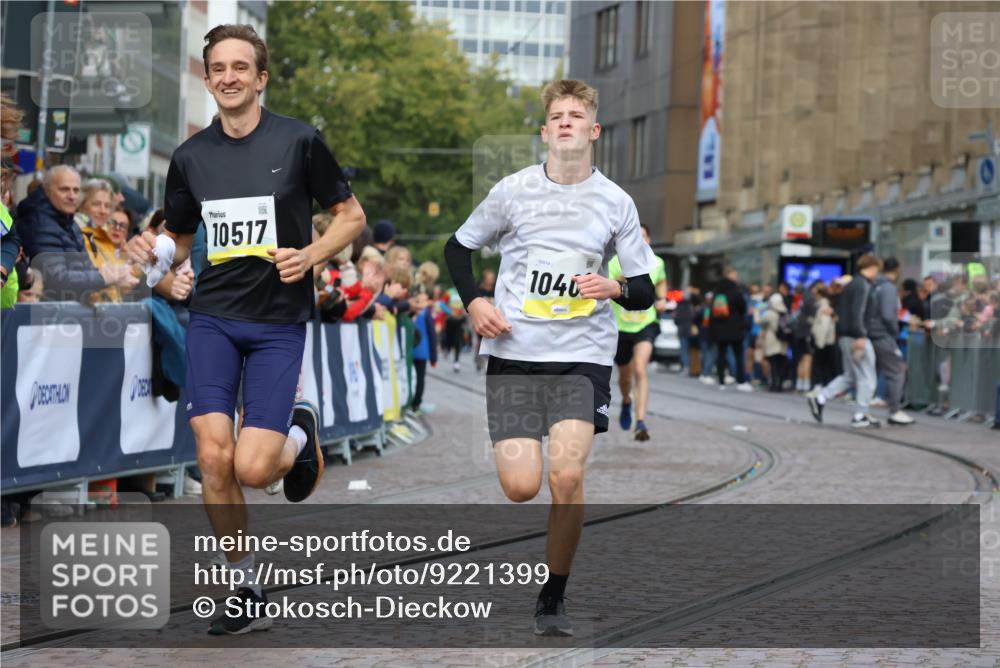 05.10.2025 - 20. swb-Marathon Bremen Strokosch-Dieckow http://msf.ph/oto/9221399 05.10.2025 10:38:48 Ziel 9341, 10352, 10409, 10517, 10967, 11132 meine-sportfotos.de