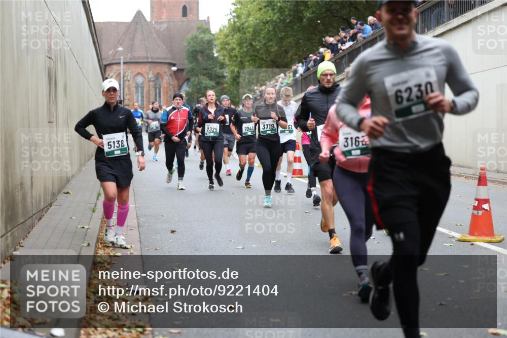 05.10.2025 - 20. swb-Marathon Bremen Michael Strokosch http://msf.ph/oto/9221404 05.10.2025 12:54:25 Laufen 6230, 2325, 5138, 7041, 3719, 51, 316 meine-sportfotos.de