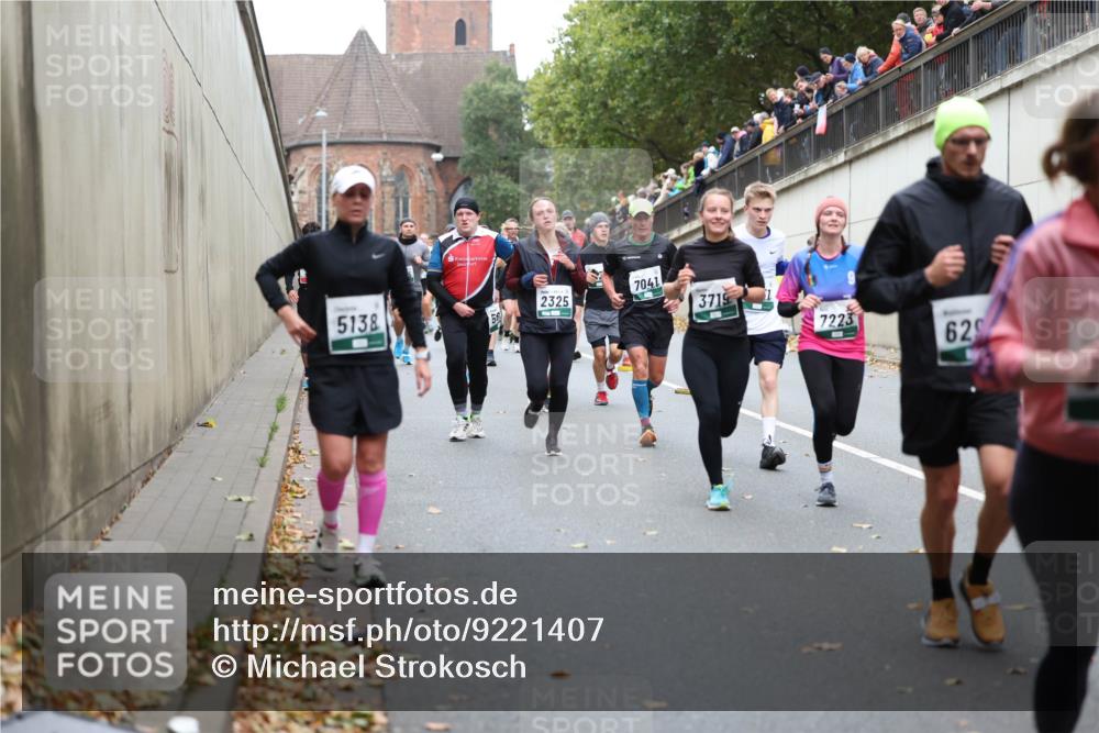 05.10.2025 - 20. swb-Marathon Bremen Michael Strokosch http://msf.ph/oto/9221407 05.10.2025 12:54:26 Laufen 7041, 2325, 5138, 3719, 7223, 629 meine-sportfotos.de