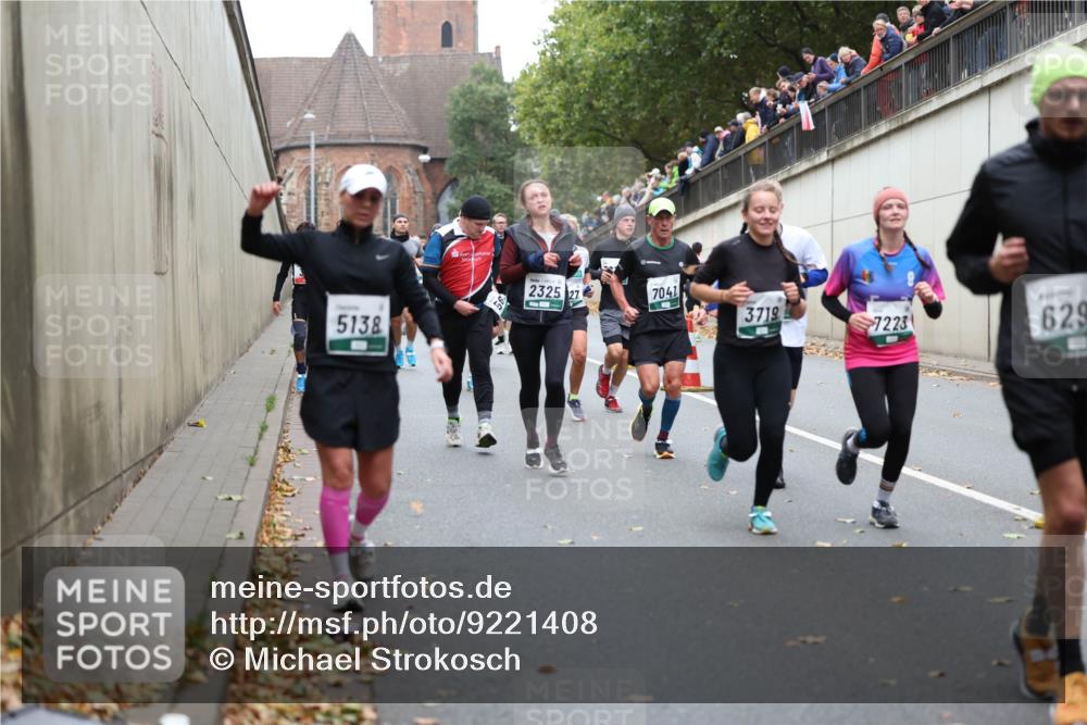 05.10.2025 - 20. swb-Marathon Bremen Michael Strokosch http://msf.ph/oto/9221408 05.10.2025 12:54:27 Laufen 5138, 2325, 27, 7041, 3719, 7223, 629 meine-sportfotos.de