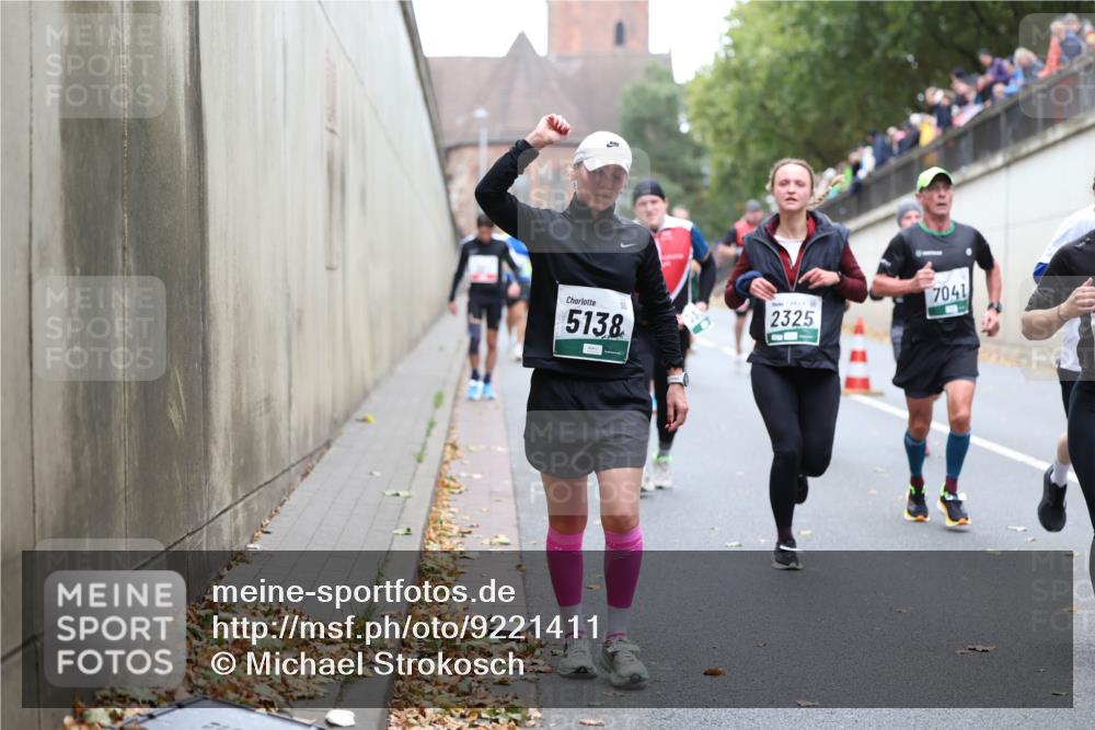 05.10.2025 - 20. swb-Marathon Bremen Michael Strokosch http://msf.ph/oto/9221411 05.10.2025 12:54:28 Laufen 7041, 5138, 2325 meine-sportfotos.de