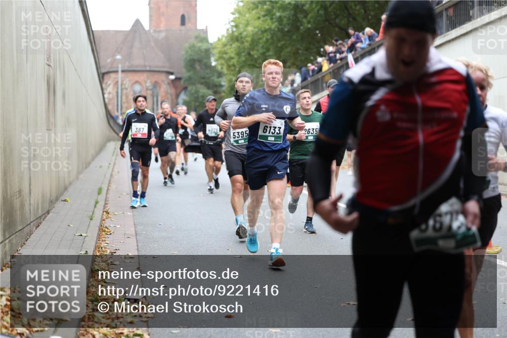 05.10.2025 - 20. swb-Marathon Bremen Michael Strokosch http://msf.ph/oto/9221416 05.10.2025 12:54:31 Laufen 4028, 387, 5395, 6133, 2635, 567 meine-sportfotos.de