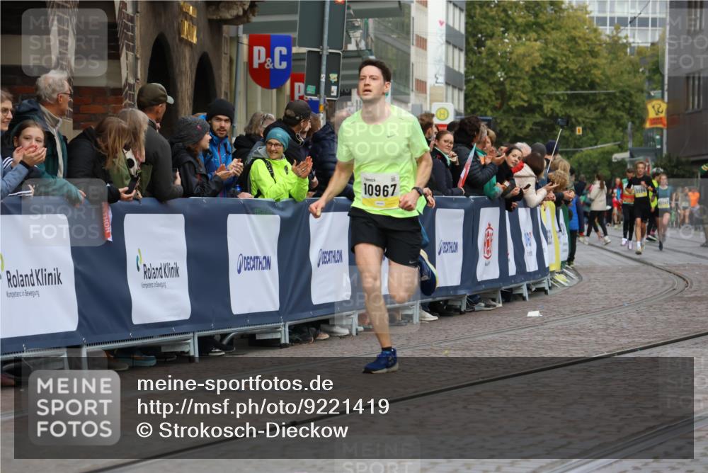 05.10.2025 - 20. swb-Marathon Bremen Strokosch-Dieckow http://msf.ph/oto/9221419 05.10.2025 10:38:53 Ziel 10967 meine-sportfotos.de