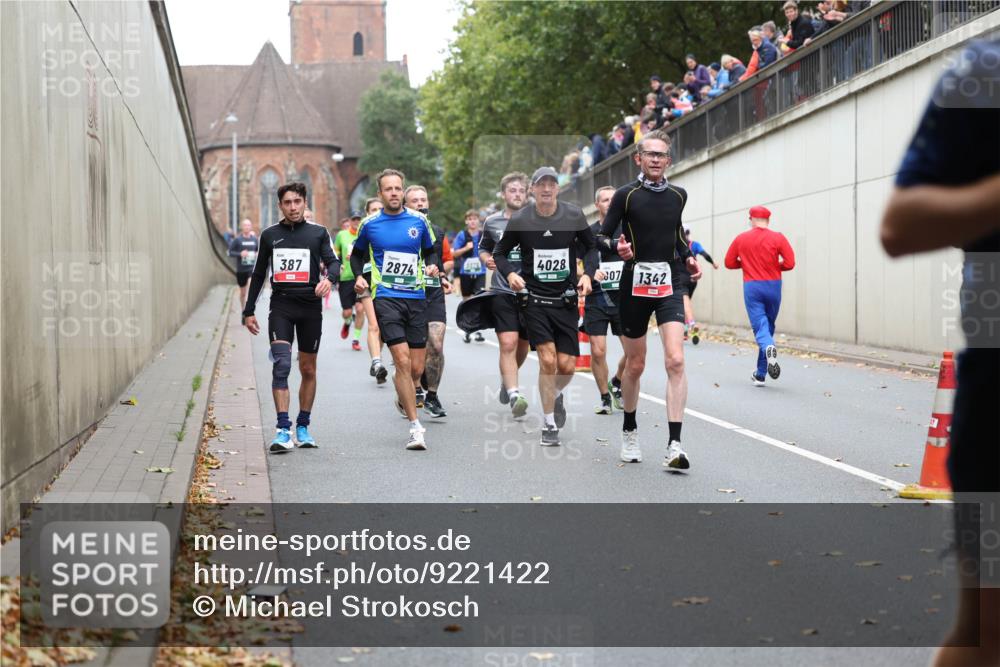 05.10.2025 - 20. swb-Marathon Bremen Michael Strokosch http://msf.ph/oto/9221422 05.10.2025 12:54:33 Laufen 387, 2874, 4028, 807, 1342 meine-sportfotos.de