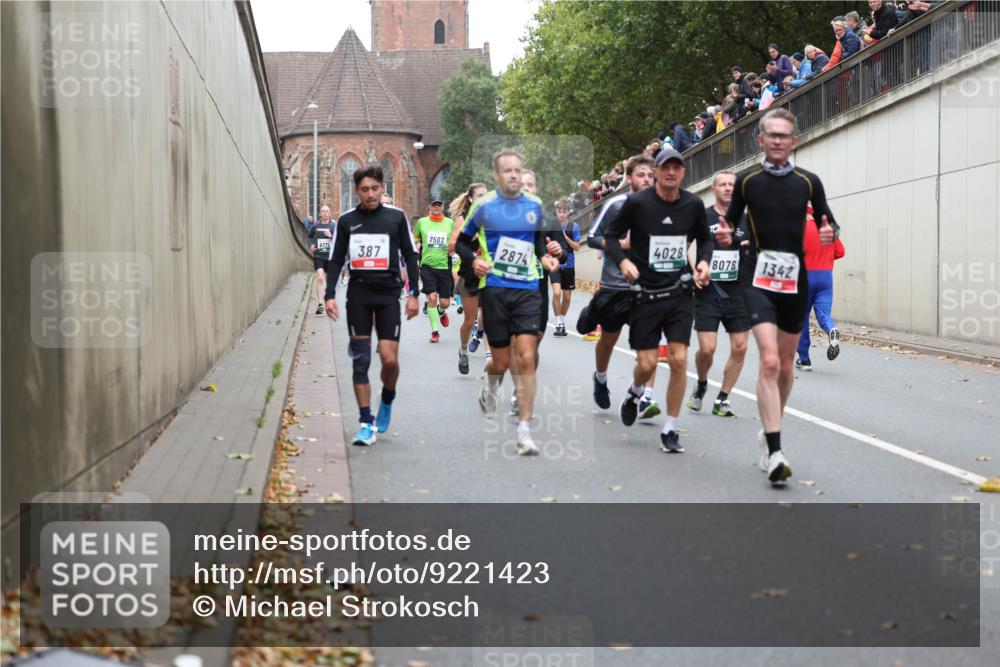 05.10.2025 - 20. swb-Marathon Bremen Michael Strokosch http://msf.ph/oto/9221423 05.10.2025 12:54:33 Laufen 7502, 4028, 387, 2874, 8078, 1342 meine-sportfotos.de