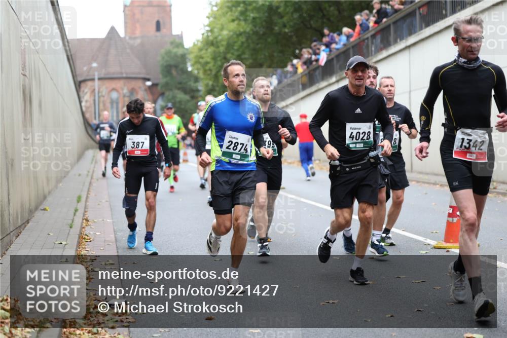 05.10.2025 - 20. swb-Marathon Bremen Michael Strokosch http://msf.ph/oto/9221427 05.10.2025 12:54:35 Laufen 387, 2874, 399, 4028, 18, 1342 meine-sportfotos.de