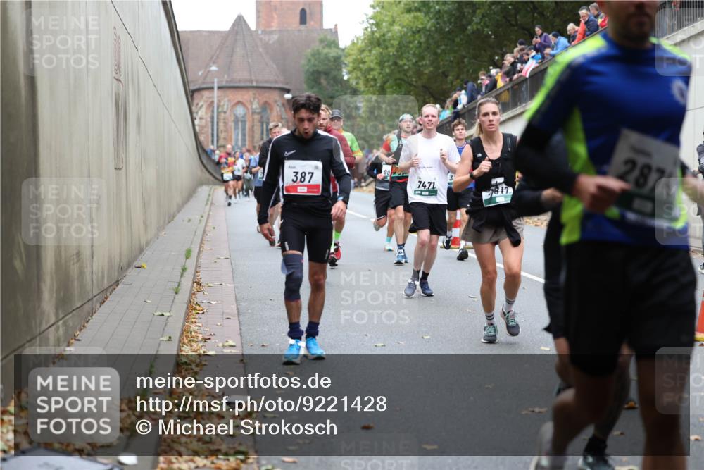 05.10.2025 - 20. swb-Marathon Bremen Michael Strokosch http://msf.ph/oto/9221428 05.10.2025 12:54:36 Laufen 90, 387, 3, 74, 71, 7817, 287 meine-sportfotos.de